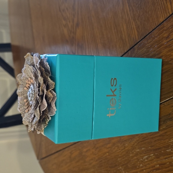 Tieks box and 2 color burlap flower topper - Picture 1 of 7